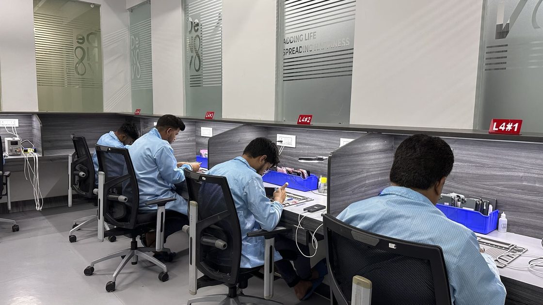 De Novo technicians at Level-4 repair benches